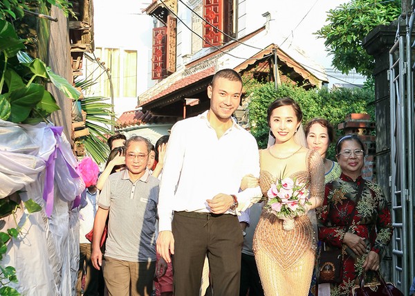 Cô xinh đẹp sánh bước bên chú rể ngày cưới.